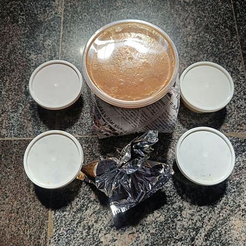 தருமபுரி மாவட்டத்தில் உணவகங்களில் ‘‘பாா்சல்கள்’’ வாங்கும்போது விநியோகிக்கப்படும் நெகிழி டப்பாக்கள்.