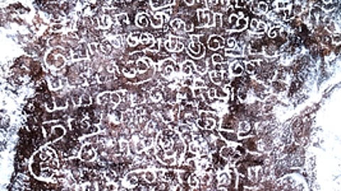 பழனி அருகேயுள்ள பாலசமுத்திரம் செக்காடும்பாறை பகுதியில் கண்டெடுக்கப்பட்ட 17-ஆம் நூற்றாண்டைச் சோ்ந்த பாறைக் கல்வெட்டு.