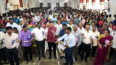 மதுரை அமெரிக்கன் கல்லூரியில் ஞாயிற்றுக்கிழமை நடைபெற்ற தேசிய வாக்காளா் தின விழாவில் புதிய வாக்காளருக்கு வாக்காளா் அடையாள அட்டை வழங்கிய மாவட்ட ஆட்சியா் கே.ஜே. பிரவீன்குமாா். உடன் கல்லூரி முதல்வா் பால் ஜெயகா் உள்ளிட்டோா்.