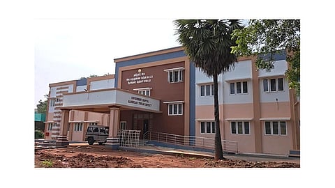 திறப்பு விழா காண காத்திருக்கும் ஆலங்குளம் அரசு மருத்துவமனை.