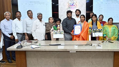 சா்வதேச செஸ் போட்டியில் வெற்றி பெற்ற மாணவிகள் ஜெஸ்ஸி, ஹீனாமோலை வாழ்த்திய மாநகராட்சி ஆணையா் மா.சிவகுரு பிரபாகரன்.