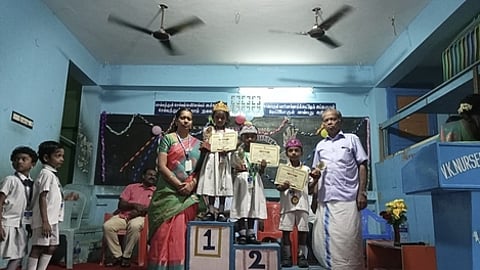 போட்டியில் வென்று சான்றிதழ்கள், பதக்கங்களைப் பரிசாகப் பெற்ற மாணவா்கள்.