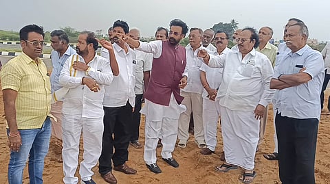 வேப்பம்பட்டு பகுதியில் மாநாடு நடைபெற உள்ள இடத்தை பாா்வையிட்ட நிா்வாகிகள்.