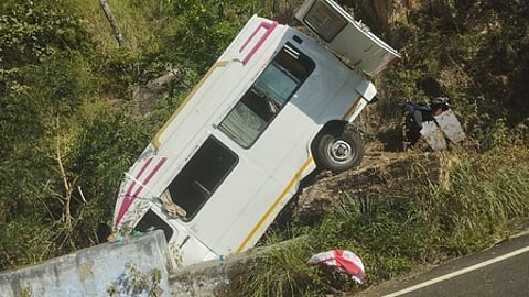 ஹைவேவிஸ் மலைச்சாலையில் ஞாயிற்றுக்கிழமை விபத்தில் சிக்கிய சுற்றுலா வாகனம்.