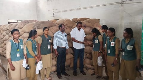 விதை சுத்திகரிப்பு நிலையத்தை பாா்வையிட்ட வேளாண் கல்லூரி மாணவிகள்