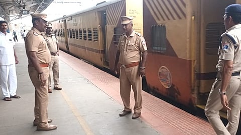 தென்காசி ரயில் நிலையத்தில் சோதனை மேற்கொண்ட போலீஸாா்.