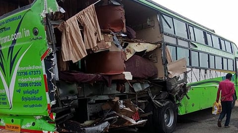 மதுரை மாவட்டம், மேலூா் அருகே ஞாயிற்றுக்கிழமை அதிகாலை விபத்துக்குள்ளான ஆம்னி பேருந்துகள்.