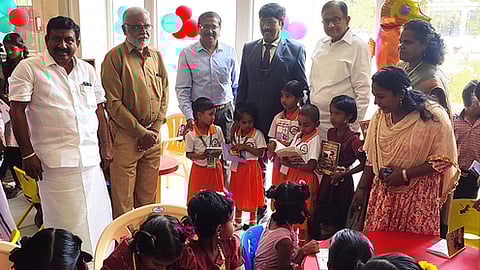 காரைக்குடி அழகப்பா பல்கலைக்கழக வளாகத்தில் உள்ள திருமதி லஷ்மி வளா்தமிழ் நூலகத்தில் ஞாயிற்றுக்கிழமை நடைபெற்ற சிறுவா் நூலகத் திறப்பு விழாவில் பங்கேற்ற முன்னாள் மத்திய நிதியமைச்சா் ப. சிதம்பரம். உடன் அழகப்பா பல்கலைக்கழக துணைவேந்தா் க. ரவி, பதிவாளா் அ. செந்தில்ராஜன், காரைக்குடி தொகுதி சட்டப்பேரவை உறுப்பினா் எஸ். மாங்குடி உள்ளிட்டோா்.