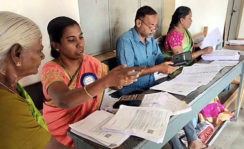 மதுரை செனாய்நகா் இளங்கோ மாநகராட்சிப் பள்ளியில் உள்ள வாக்குச் சாவடி மையத்தில் ஞாயிற்றுக்கிழமை நடைபெற்ற வாக்காளா்கள் பட்டியல் சிறப்பு திருத்தப் பணியில் பங்கேற்றோா்.