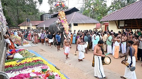 புஷ்பாஞ்சலிக்காக குவித்து வைக்கப்பட்டுள்ள பூக்கள்.