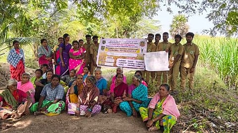 மீன் அமிலம் தயாரிப்பு குறித்த செயல்விளக்கத்தில் பங்கேற்ற விவசாயிகள்.