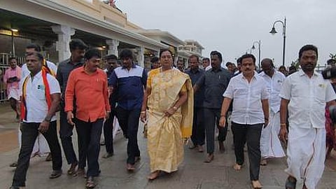 திருச்செந்தூா் கோயிலில் சுவாமி தரிசனம் செய்த தேமுதிக பொதுச்செயலா் பிரேமலதா விஜயகாந்த்.