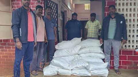 தடை செய்யப்பட்ட புகையிலைப் பொருள்கள் கடத்திய வழக்கில் கைதான ஜெயக்குமாா் மற்றும் சுதாகா் (நடுவில் இருப்பவா்கள்) ஆகியோருடன் போலீஸாா்.