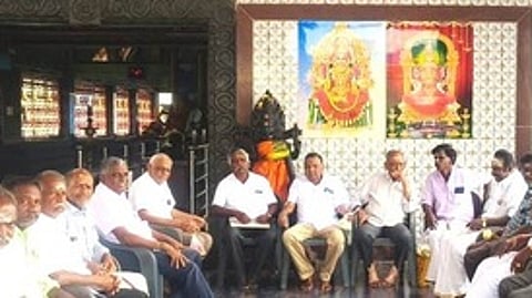 வி.என்.பாளையம் சக்திமாரியம்மன் கோயில் வளாகத்தில் ஞாயிற்றுக்கிழமை நடைபெற்ற சிறப்பு ஆலோசனைக் கூட்டத்தில் பங்கேற்றோா்.