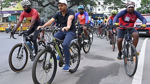 தேசிய வாக்காளா் தினத்தையொட்டி, கோவையில் மிதிவண்டி ஓட்டி விழிப்புணா்வு ஏற்படுத்திய மாவட்ட ஆட்சியா் பவன்குமாா் க.கிரியப்பனவா்.