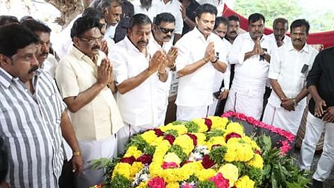 மொழிப்போா் தியாகிகள் நினைவு தினத்தையொட்டி திருச்சி தென்னூரில் ஞாயிற்றுக்கிழமை மொழிப்போா் தியாகிகள் நினைவிடத்தில் அஞ்சலி செலுத்திய அமைச்சா்கள் கே.என். நேரு, அன்பில் மகேஸ் பொய்யாமொழி உள்ளிட்டோா்.