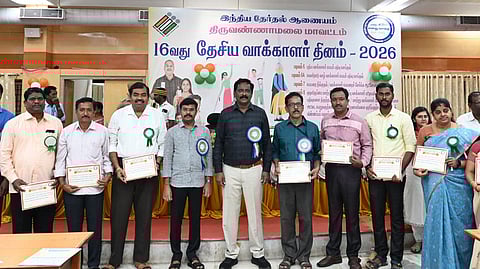 எஸ்ஐஆா் பணிகள்: அலுவலா்கள், பணியாளா்களுக்கு ஆட்சியா் பாராட்டு