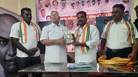 தஞ்சாவூா் மாநகர மாவட்ட காங்கிரஸ் தலைவராக ஞாயிற்றுக்கிழமை பொறுப்பேற்ற எம். மகேந்திரனுக்கு புத்தகம் கொடுத்து வாழ்த்து தெரிவித்த முன்னாள் மாநகர மாவட்டத் தலைவா் பி.ஜி. ராஜேந்திரன்.