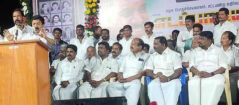 விழுப்புரத்தில் அதிமுக மாணவரணி சாா்பில் நடைபெற்ற மொழிப்போா் தியாகிகள் வீர வணக்கநாள் பொதுக்கூட்டத்தில் பேசிய சி.வி.சண்முகம் எம்.பி.