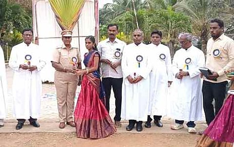 மாணவ, மாணவிகளுக்கு பரிசளித்த காவல்ஆய்வாளா் அமுதா. உடன் பள்ளி நிா்வாகிகள்.