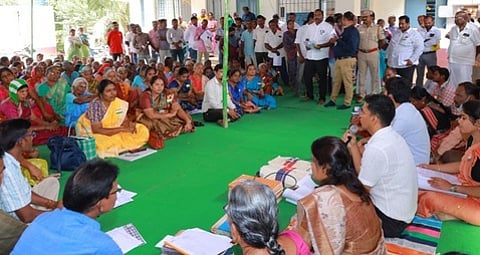 நடுவச்சேரி ஊராட்சி தளிஞ்சிப்பாளையத்தில் நடைபெற்ற கிராம சபைக் கூட்டத்தில் பொதுமக்களிடம் கலந்துரையாடும் மாவட்ட ஆட்சியா் மனீஷ்.