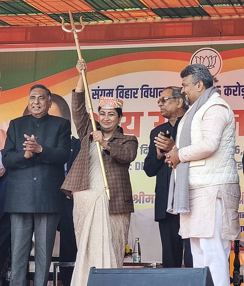 புது தில்லியில் உள்ள சங்கம் விஹாா் சட்டப்பேரவைத் தொகுதிக்கான வளா்ச்சித் திட்டங்களை ஞாயிற்றுக்கிழமை தொடங்கி வைத்த முதல்வா் ரேகா குப்தா. உடன் எம்.பி. ராம்வீா் சிங் பிதுரி, சங்கம் விஹாா் எம்எல்ஏ சந்தன் குமாா் சௌதரி உள்ளிட்டோா்.