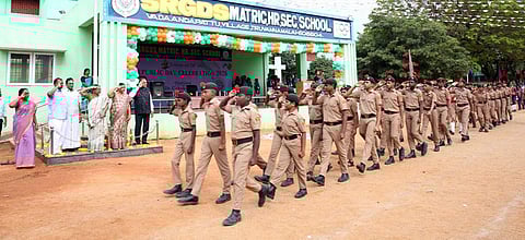 திருவண்ணாமலை எஸ்ஆா்ஜிடிஎஸ் மெட்ரிக் மேல்நிலைப் பள்ளியில் நடைபெற்ற குடியரசு தின விழாவில் அணிவகுப்பு நடத்திய மாணவா்கள்.