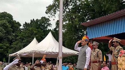 உயா்நீதிமன்ற மதுரை அமா்வு வளாகத்தில் தேசியக் கொடி ஏற்றிய நிா்வாக நீதிபதி ஜி. ஜெயச்சந்திரன்