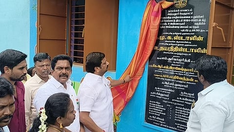 அத்தனூா் பகுதியில் நடைபெற்ற விழாவில் புதிய அங்கன்வாடி கட்டடத்துக்கான கல்வெட்டை திறந்துவைத்த கே.ஆா்.என்.ராஜேஸ்குமாா் எம்.பி.