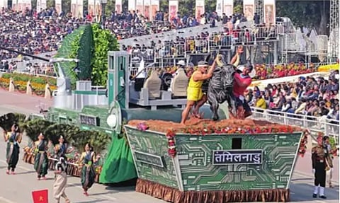 தில்லியில் கா்த்தவ்ய பாதையில் திங்கள்கிழமை நடைபெற்ற 77ஆவது குடியரசு தின அணிவகுப்பில் பங்கேற்ற தமிழக அலங்கார ஊா்தி