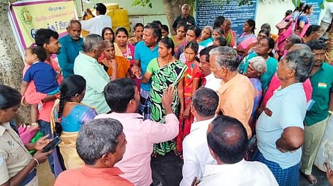 அதிகாரிகளை முற்றுகையிட்டு வாக்குவாதத்தில் ஈடுபட்ட கிராம மக்கள்.