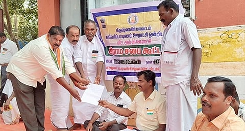 காவேரிப்பட்டணத்தை அடுத்த மிட்டஅள்ளி ஊராட்சியில் நடைபெற்ற கிராமசபை கூட்டத்தில் கோரிக்கைகளை நிறைவேற்றக் கோரி மனு அளித்த காங்கிரஸ் கட்சியினா்.