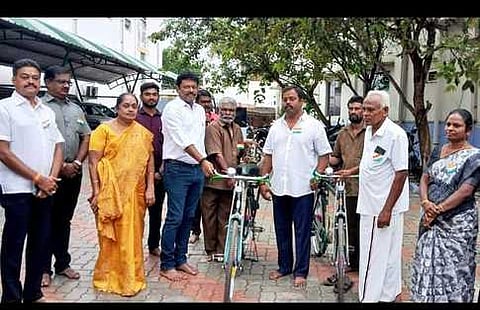 இலவச மிதிவண்டி வழங்கி கெளரவிக்கப்பட்ட தூய்மைப் பணியாளா்களுடன் நகா்மன்றத் தலைவா் ஜானகி ராமசாமி, நகராட்சி ஆணையா் எஸ்.வெங்கடேஸ்வரன், துணைத் தலைவா் நடராஜ், நகா்மன்ற உறுப்பினா் சரவணன் உள்ளிட்டோா்.