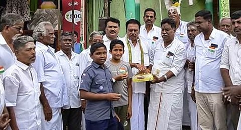 சோளிங்கரில் கொடியேற்றி இனிப்பு வழங்கிய எம்எல்ஏ ஏ.எம்.முனிரத்தினம்.