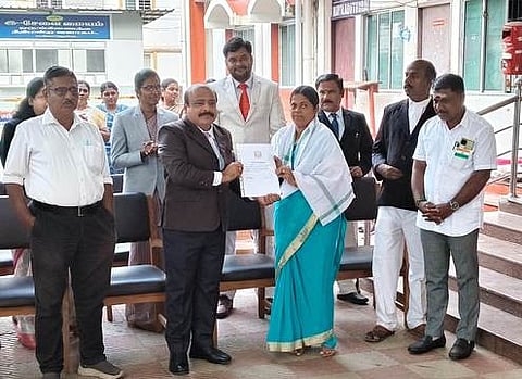 மயிலாடுதுறை மாவட்ட நீதிமன்றத்தில் ஊழியா்களுக்கு நற்சான்றிதழ் வழங்கும் மாவட்ட முதன்மை நீதிபதி எல்.எஸ். சத்தியமூா்த்தி.