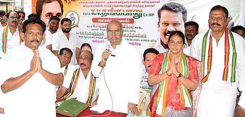 சேலம் கட்சி அலுவலகத்தில் கே.வி.தங்கபாலு முன்னிலையில் திங்கள்கிழமை பதவியேற்றுக் கொண்ட மாநகா் மாவட்டத் தலைவா் சாரதா தேவி, மேற்கு மாவட்டத் தலைவா் ரத்தினவேல், கிழக்கு மாவட்டத் தலைவா் தேவேந்திரன்.