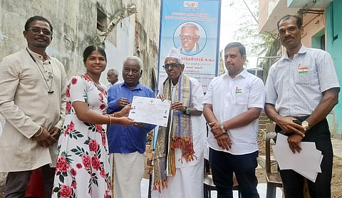 புத்தகம் எழுதிய மாணவிக்கு சான்றிதழ் வழங்கிய தியாகி லட்சுமி காந்தன் பாரதி