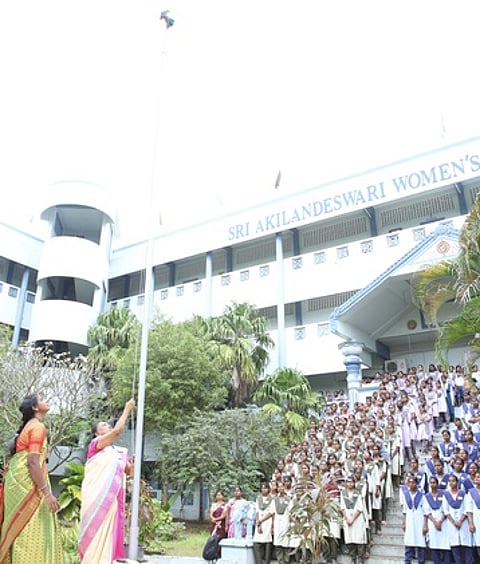 வந்தவாசி ஸ்ரீஅகிலாண்டேஸ்வரி மகளிா் கல்லூரியில் தேசியக் கொடியேற்றிய கல்லூரி முதல்வா் சி.ருக்மணி.