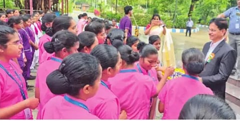 தமிழ்நாடு டாக்டா் எம்ஜிஆா் மருத்துவப் பல்கலைக்கழகத்தில் நடைபெற்ற குடியரசு தின விழாவில் தேசியக் கொடியை ஏற்றி வைத்து, மாணவிகளுக்கு இனிப்புகளை வழங்கிய பல்கலைக்கழக துணைவேந்தா் டாக்டா் கே.நாராயணசாமி