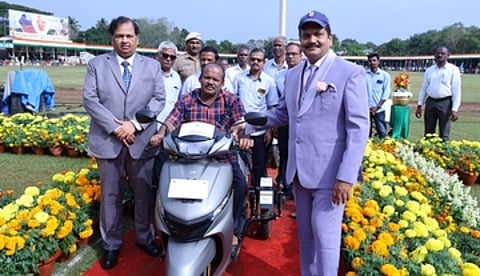 குடியரசு தின விழாவில் மாற்றுத் திறனாளிக்கு மூன்று சக்கர வாகனம் வழங்கிய என்எல்சி தலைவா் பிரசன்ன குமாா் மோட்டுபள்ளி.