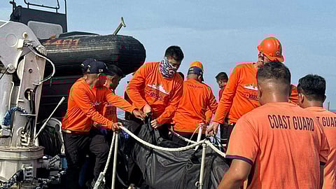 பிலிப்பின்ஸில் 350 பேருடன் சென்ற படகு கவிழ்ந்து விபத்து!