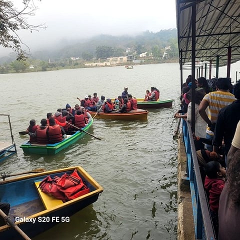 படகு சவாரிக்கு காத்திருந்த சுற்றுலாப் பயணிகள்