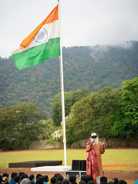 கோவை ஈஷா யோக மையத்தில் நடைபெற்ற குடியரசு தின விழாவில் பேசிய சத்குரு ஜக்கிவாசுதேவ்.