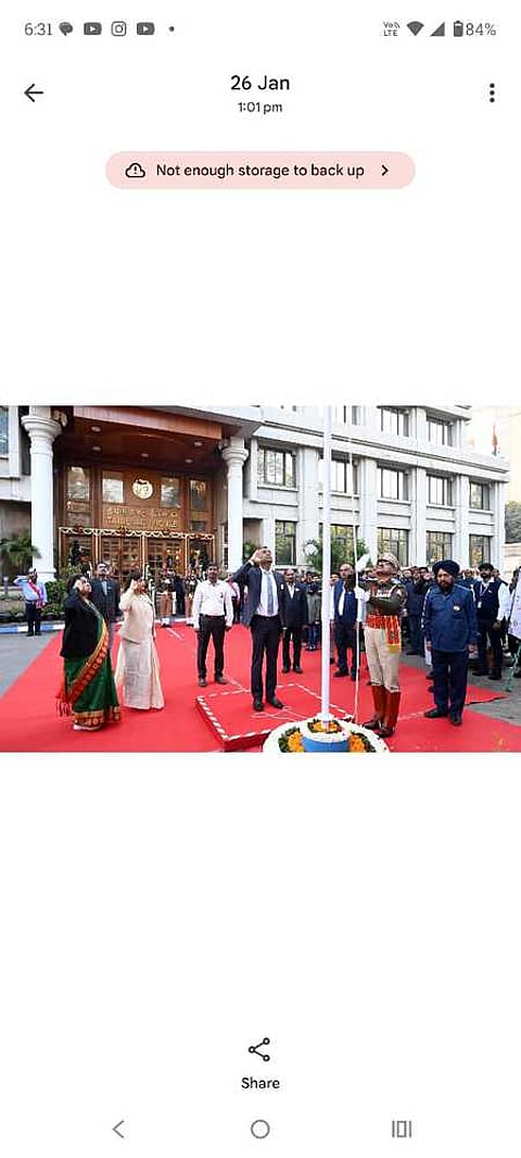 குடியரசு தினத்தை முன்னிட்டு தில்லி தமிழ்நாடு இல்லத்தில் தேசியக்கொடியேற்றிய தமிழக அரசின் உள்ளுறை ஆணையா் ஆஷிஷ் குமாா்.