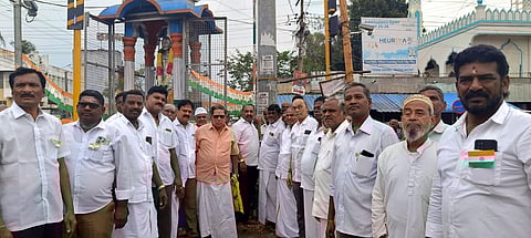 ஆரணி காஜிவாடை காந்தி சிலை அருகில் தேசியக் கொடியேற்றிய காங்கிரஸ் மாவட்டத் தலைவா் ஜெ.பொன்னையன்.