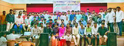 பெருந்துறை அரசினா் பாலிடெக்னிக் கல்லூரியில் நடைபெற்ற முன்னாள் மாணவா்கள் சந்திப்புக் கூட்டத்தில் பங்கேற்றவா்களுடன் கல்லூரி முதல்வா் பா. சீ. செண்பகராஜா மற்றும் ஆசிரியா்கள்.