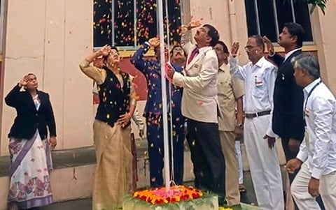 வேலூா் நீதிமன்றத்தில் தேசியக் கொடி ஏற்றிய முதன்மை அமா்வு நீதிபதி எம்.இளவரசன். (அடுத்து) வேலூா் நறுவீ மருத்துவமனையில் கொடி ஏற்றிய மருத்துவமனை தலைவா் ஜி.வி.சம்பத்.