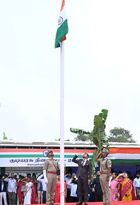 கோவை வ.உ.சி.மைதானத்தில் திங்கள்கிழமை நடைபெற்ற குடியரசு தினவிழாவில் தேசியக் கொடியை ஏற்றி மரியாதை செலுத்திய மாவட்ட ஆட்சியா் பவன்குமாா் க.கிரியப்பனவா். ~கோவை வ.உ.சி.மைதானத்தில் நடைபெற்ற குடியரசு தின விழாவில் காவலா்களின் அணிவகுப்பு மரியாதையை ஏற்றுக்கொண்