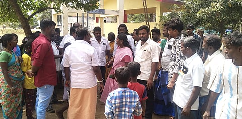 மேல்வணக்கம்பாடி ஊராட்சியில் கிராமசபைக் கூட்டத்தை புறக்கணித்து அதிகாரிகளுடன் வாக்குவாதத்தில் ஈடுபட்ட பொதுமக்கள்.