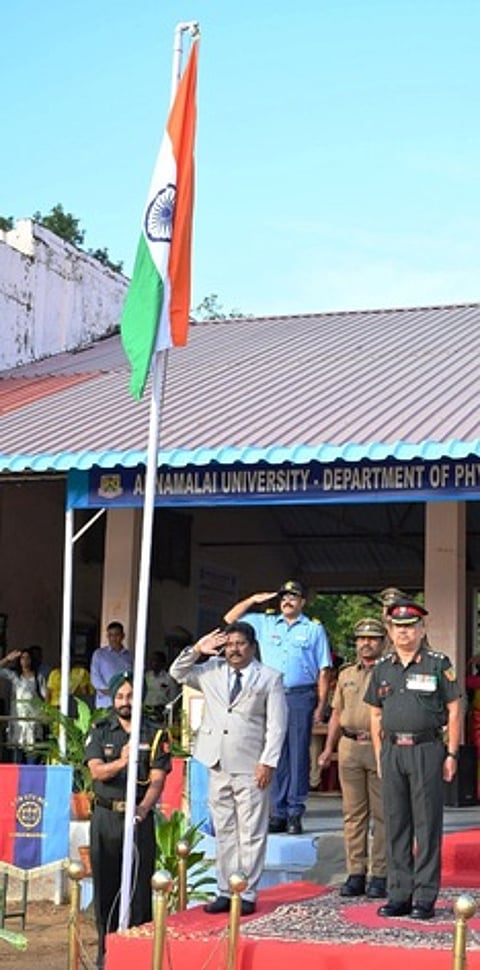 அண்ணாமலைப் பல்கலைக்கழக விளையாட்டு மைதானத்தில் தேசியக்கொடியை ஏற்றி வைத்து மரியாதை செலுத்திய பல்கலைக்கழகப் பதிவாளா் ரா.சிங்காரவேல்.